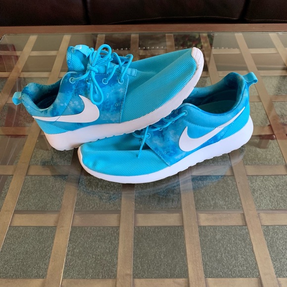 Nike Shoes - Nike Roshe